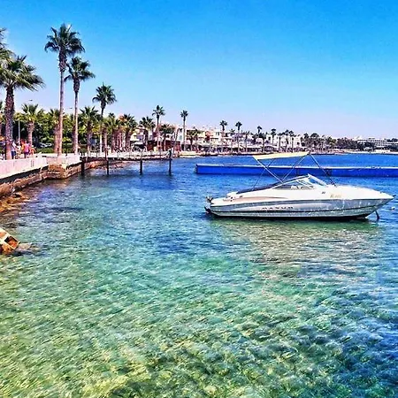 Apartmán Large Holiday Apartments Larnaca